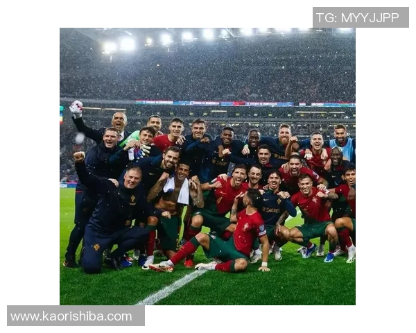 黑笔画风格下的足球巨星：探索球场上的艺术与激情